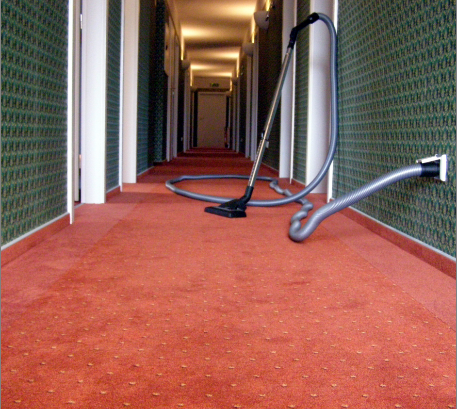 Hadice centrálního vysávání v chodbě hotelu TOMMY v Náchodě