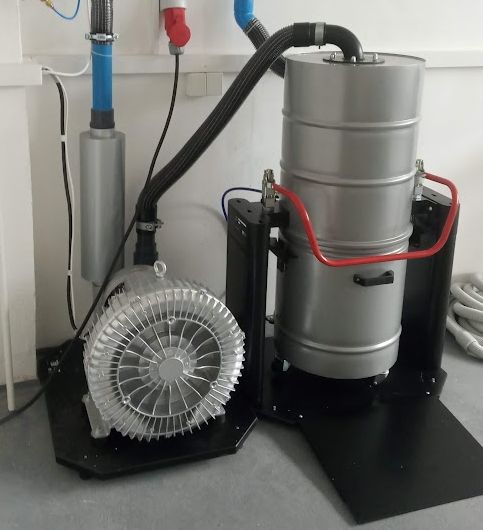 Sací turbína a kovový separátor v technologickém zázemí realizace UHK