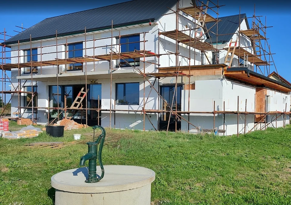 Skutečný rodinný dům v Nymburce během stavby, kde proběhla instalace centrálního vysávání CVS a WallyFlexu.