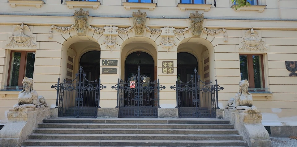 Reprezentativní vstup do historické budovy děkanátu Pedagogické fakulty Univerzity Hradec Králové.
