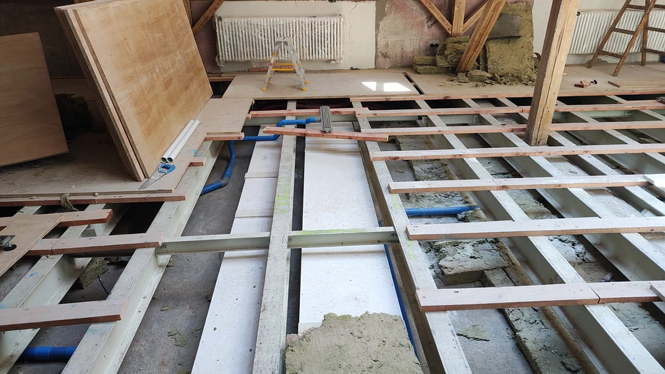 Učebna UHK během instalace rozvodů odsávání do konstrukce podlahy